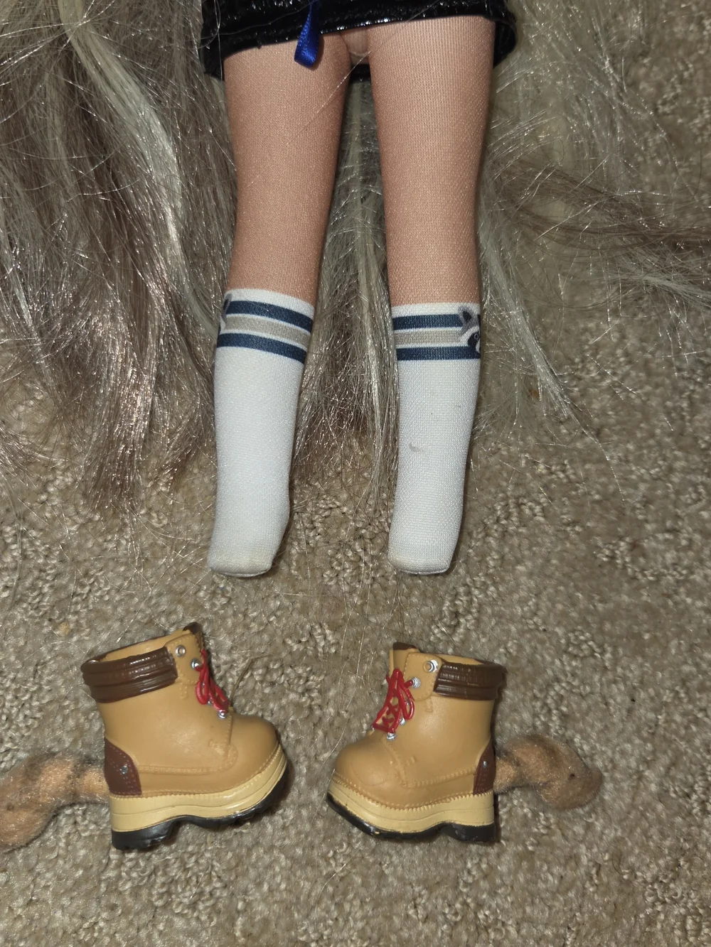 Na Na Na Surprise! Teens Gretchen Stripes Premium Raccoon Themed doll